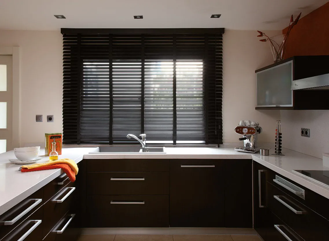 Las persianas para la cocina deben ser prácticas y funcionales, pero sin dejar de dar un toque decorativo a tu ventana.
