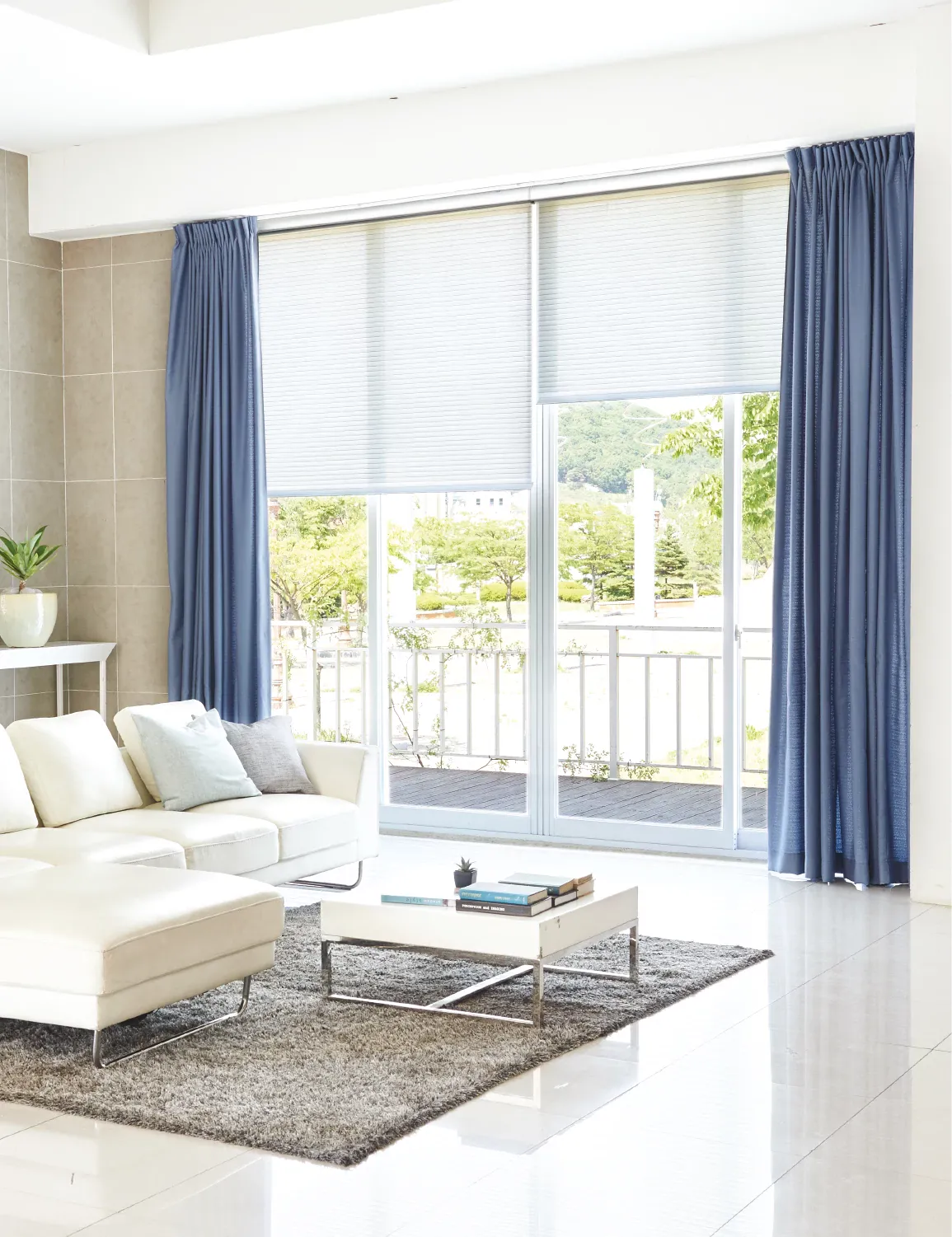 Atrévete a combinar persianas con cortinas para lograr un look innovador y único. En Gabín te podemos asesorar!