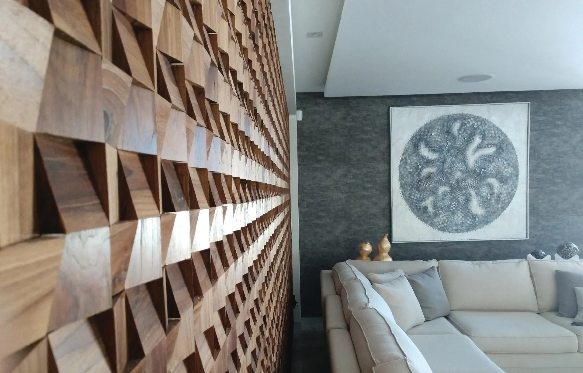 Las texturas y dimensiones de los muros de madera Foresta crean un ambiente más cálido y moderno.