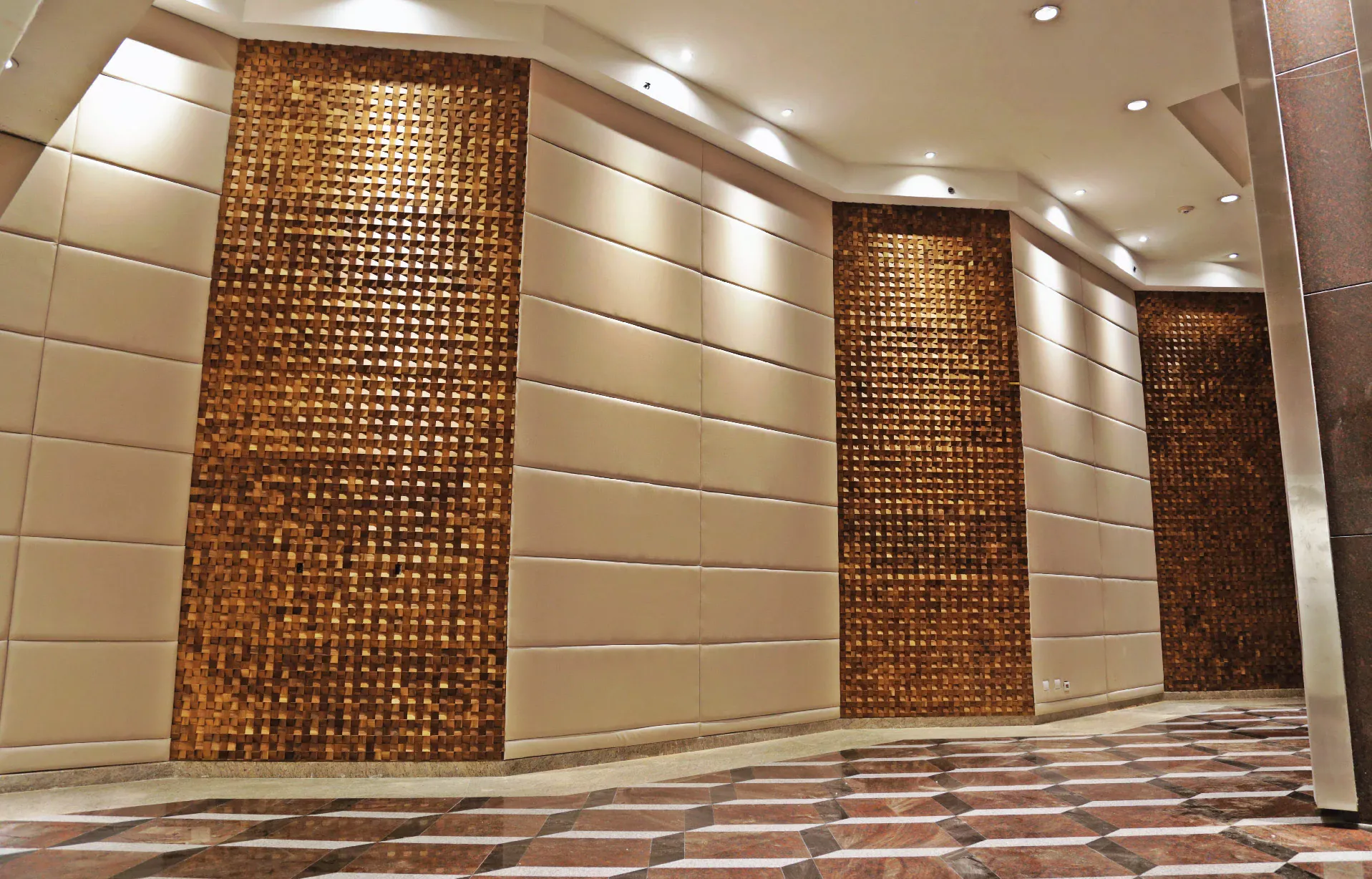Este recubrimiento de madera para muros se puede combinar con otros materiales para crear contrastes originales y dinámicos en la decoración de los espacios.