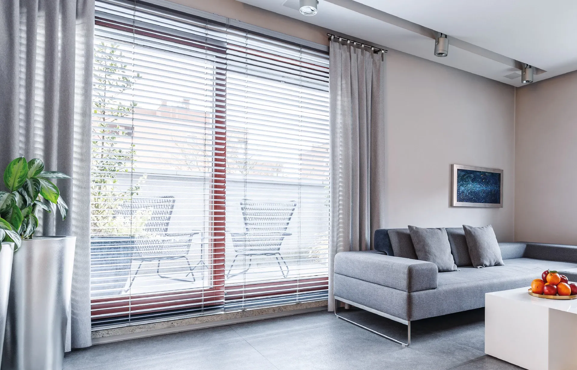 Combina persianas y cortinas en tus ventanas para un toque único y moderno.