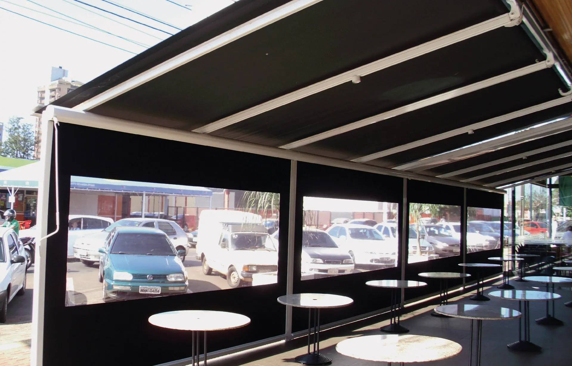 Extiende tus espacios exteriores en comercios, restaurantes, y más. El pergolato de Gabín es práctico y funcional.