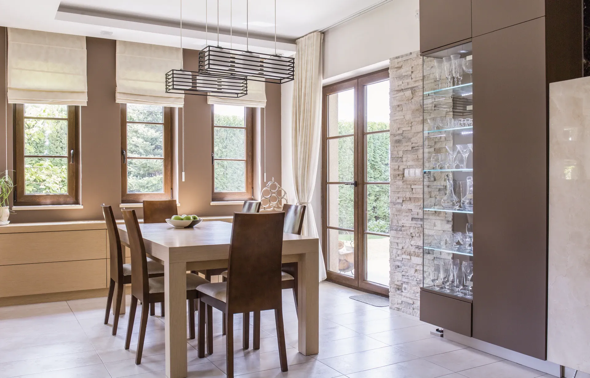 Las persianas romanas han hecho un comeback al mundo de diseño y deocración de interiores. Su estilo clásico y elegante las hacen unas persianas ideales para comedores y salas.