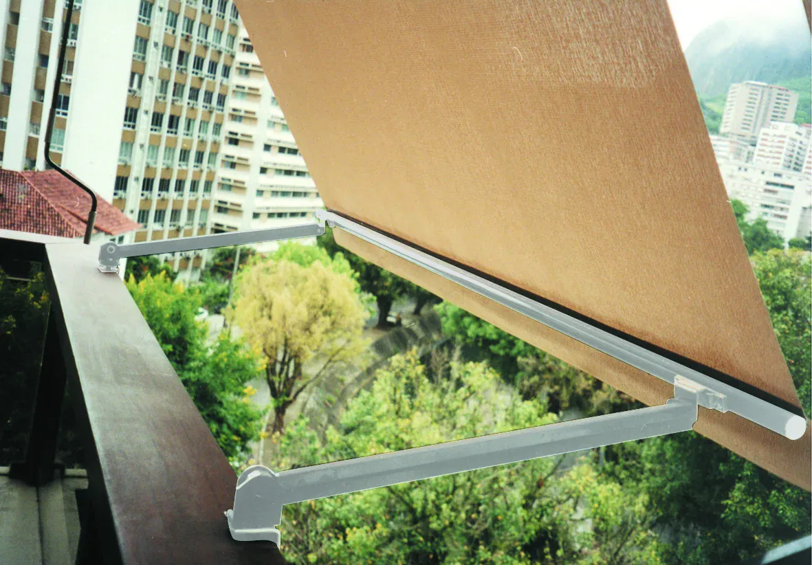 Toldo Vertical con brazos Balcony mejoran la circulación del aire en balcones y terrazas. Además ayudan a tensar el tejido protegiendo el producto y garantizando una gran durabilidad.