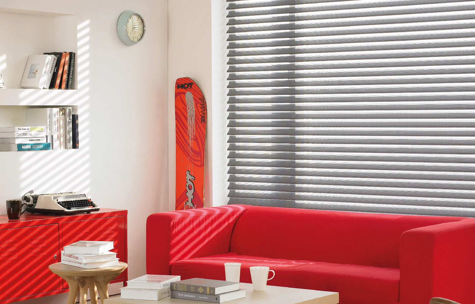 Una de las últimas tendencias en persianas enrollables, la persiana Triple Shade da un toque elegante y a la vez moderno, añadiendo volumen y textura a tus espacios.