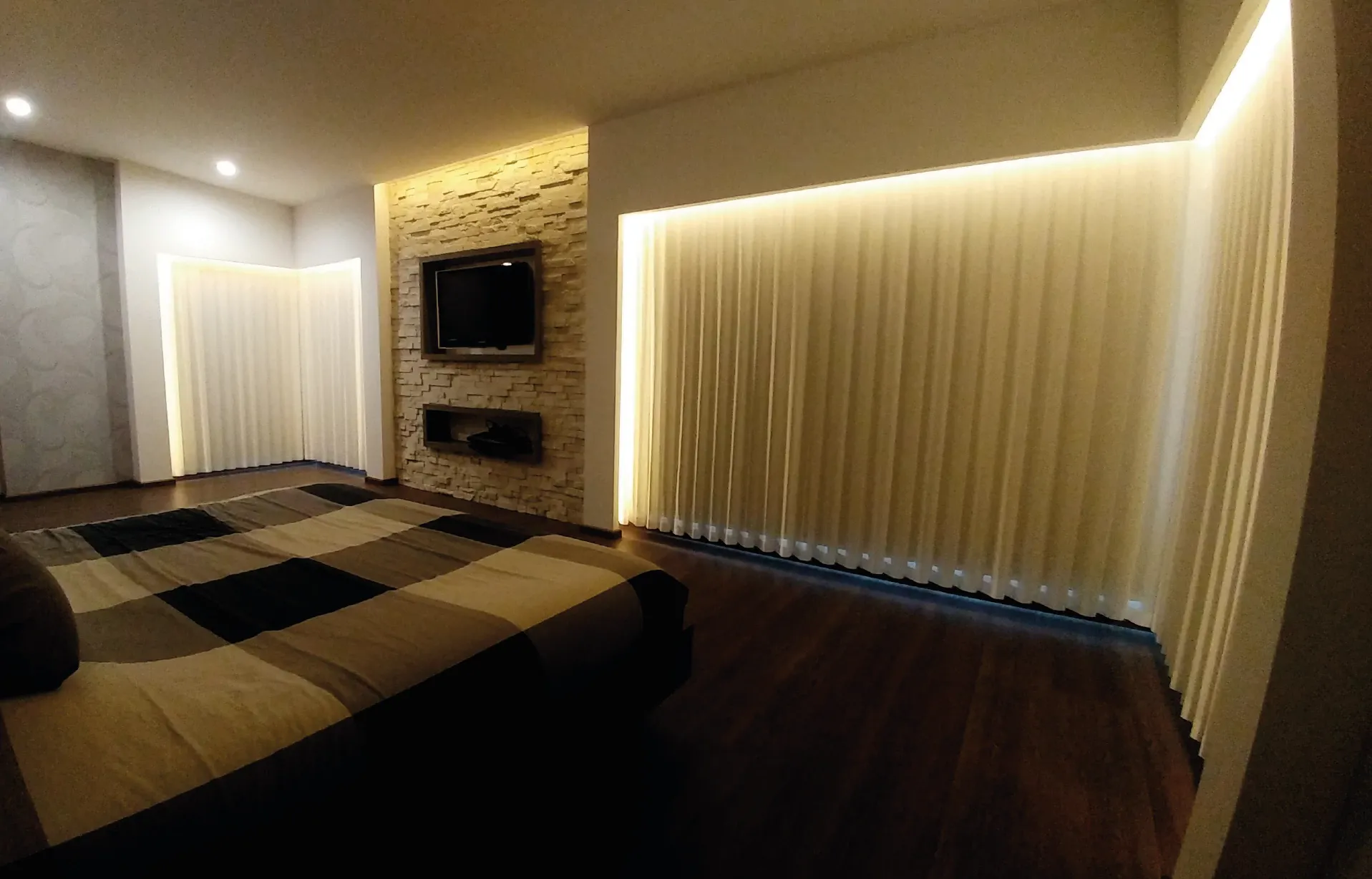 Las persianas verticales Velum cuentan con tejidos blackout, capaces de bloquear la luz exterior y ofrecer una mayor privacidad.