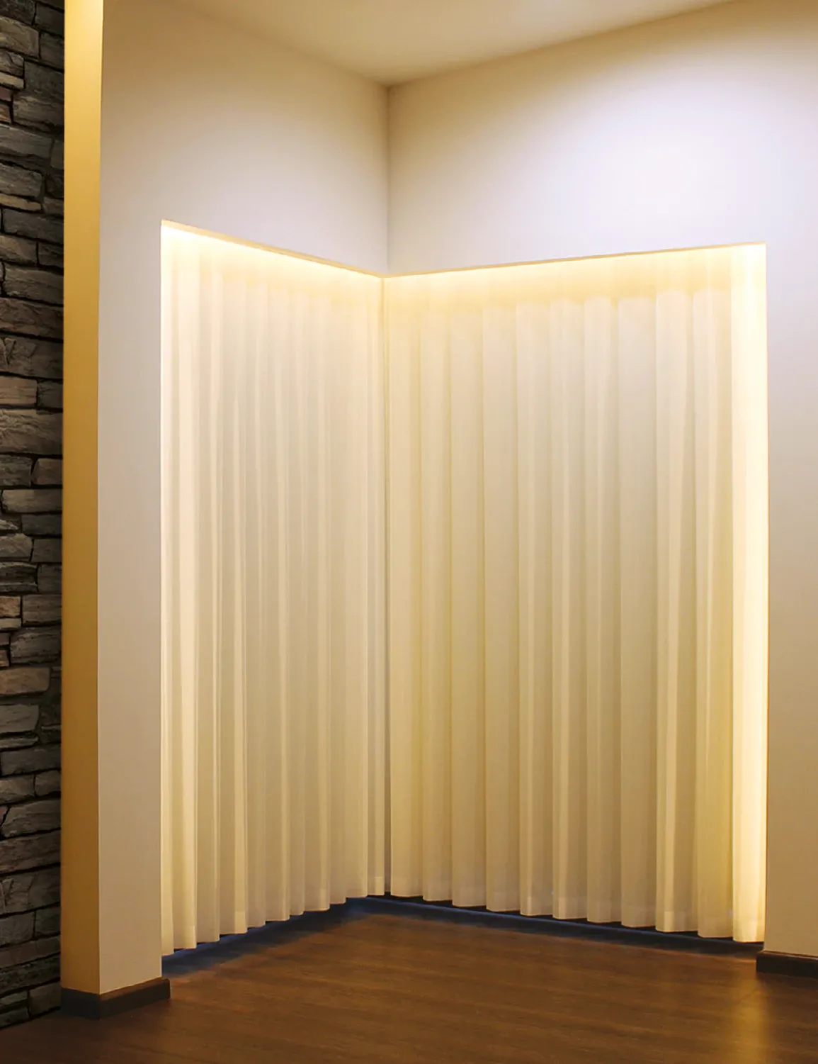 La persiana Velum hace ilusión a una cortina, pero cuenta con toda la funcionalidad y versatilidad de una persiana vertical.