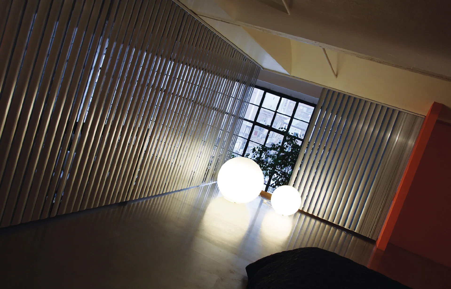 Regula la luz y privacidad con los tejidos traslúcidos para persianas verticales que Gabín ofrece.