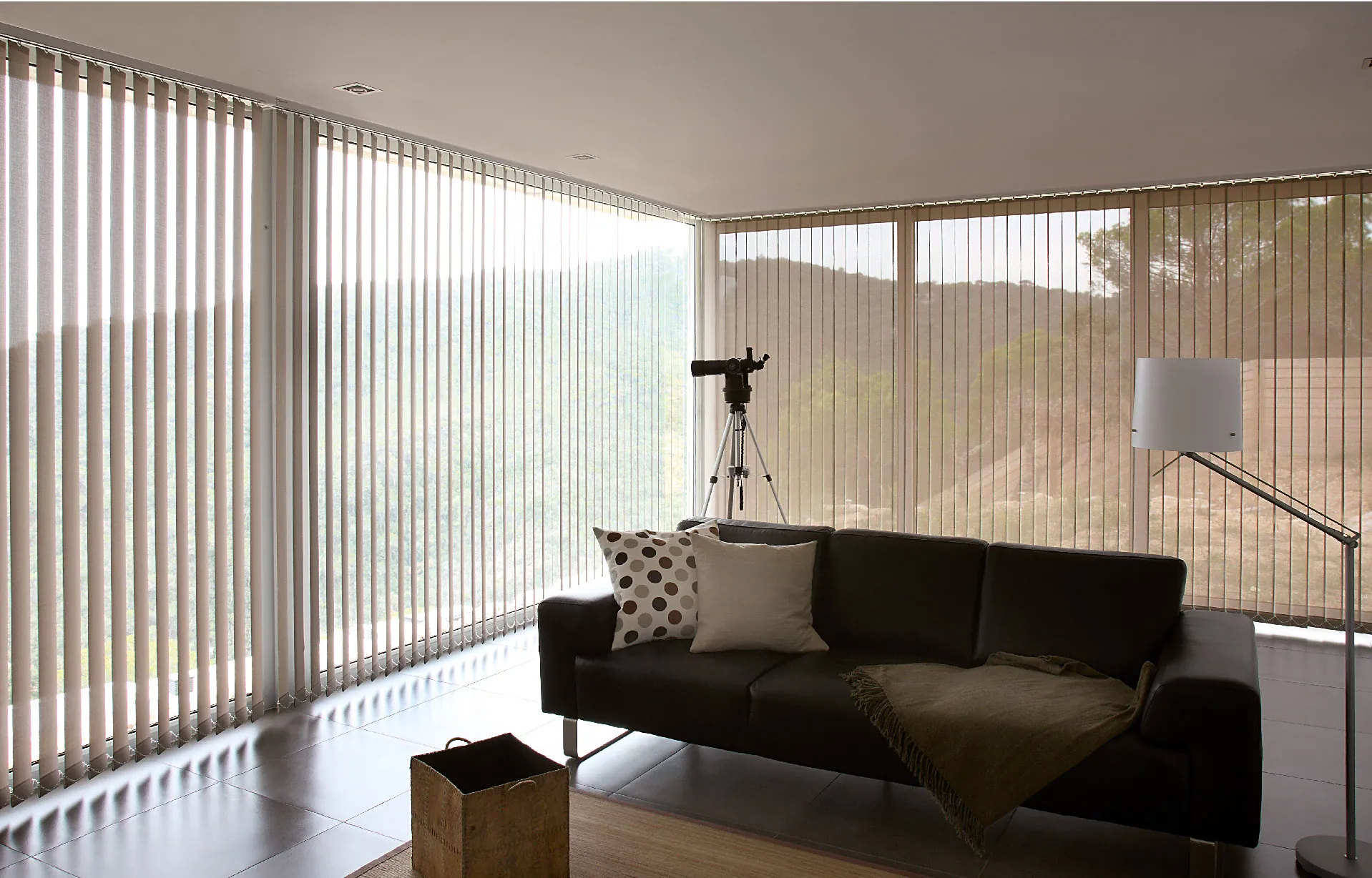 Las persianas verticales Gabín son ideales para cubrir desniveles, ventanas en escaleras, o estructuras con curvas gracias a su mecanismo versatil y adaptable.
