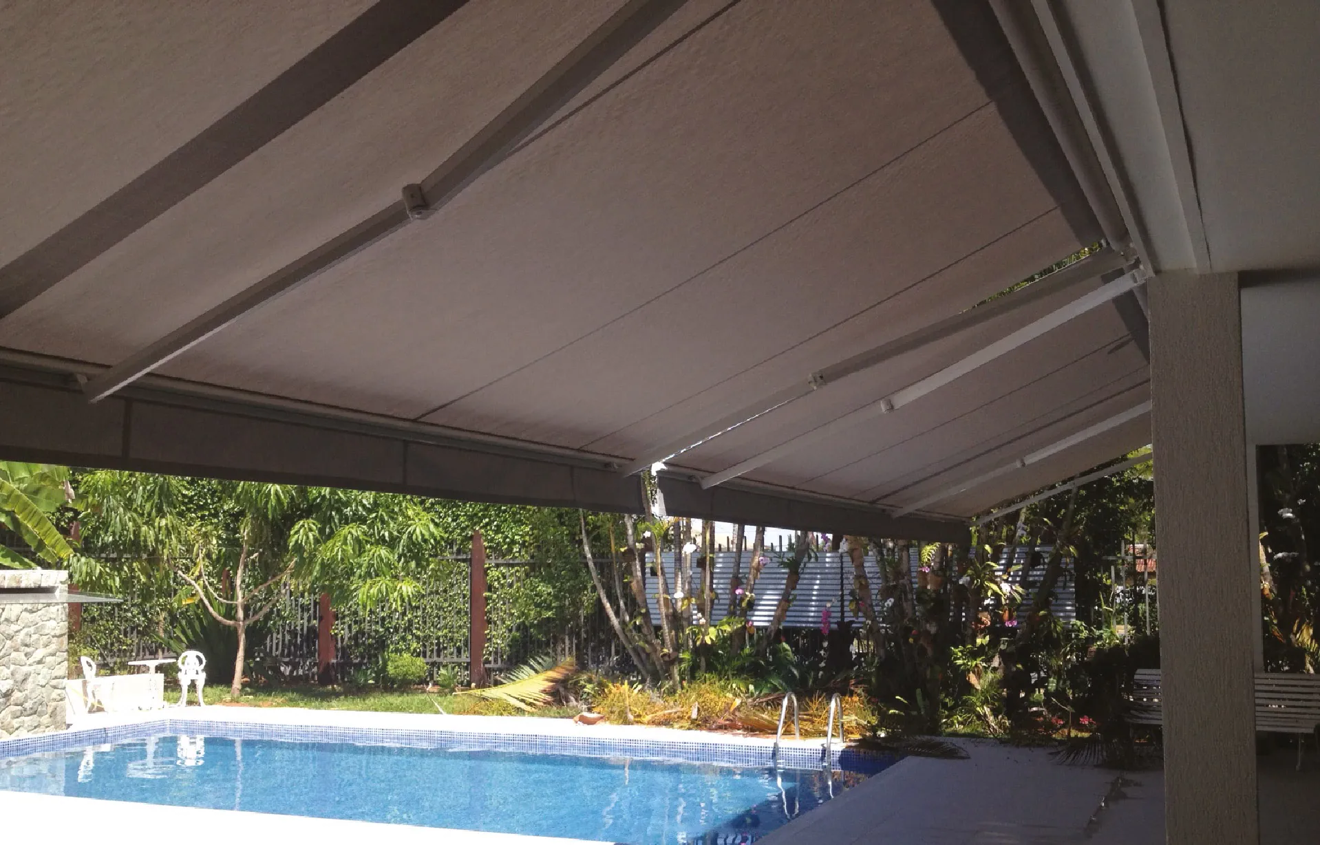 Toldo de brazos que cuenta con ángulo de inclinación ajustable para satisfacer las necesidades de sombra.