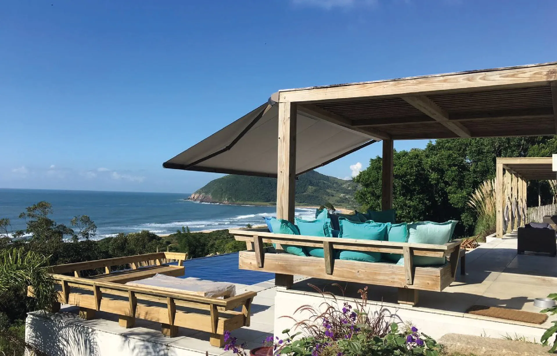 Toldo de brazos retráctiles que garantiza años de perfecta funcionalidad y estética inigualable. Gabín ofrece una amplia gama de colores a elegir para complementar tus espacios.