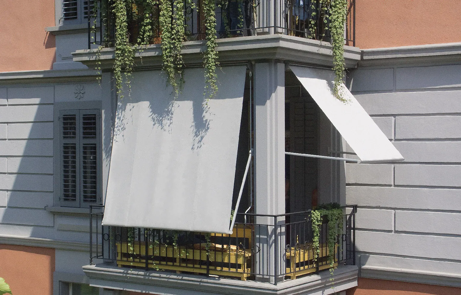 Toldo ideal para ventanas y balcones de departamentos, casas, etc.. Permite una excelente circulación del aire mientras te protege del sol.